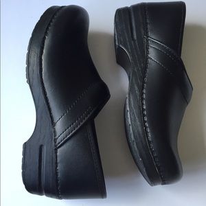 Dansko black leather.  Like new